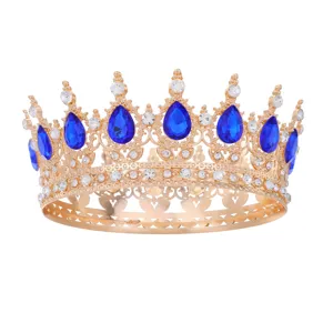 Nahaufnahme des barocken goldenen Kronendetails mit funkelnden blauen Tropfenkristallen.