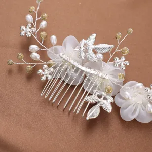 Peigne de cheveux de mariée fait à la main avec perles et fleurs en tissu, accessoire élégant.