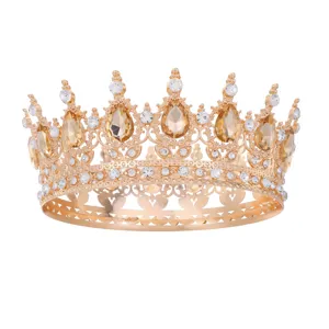 Detailansicht der runden Barock Strasskrone, elegante Braut Hochzeit Haarschmuck.