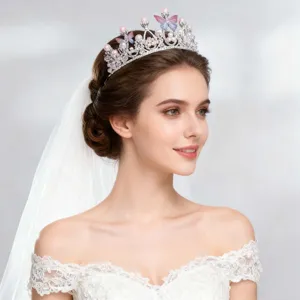 Detailansicht des luxuriösen Schmetterling Braut Tiara mit Perlen für Hochzeitsstyling.