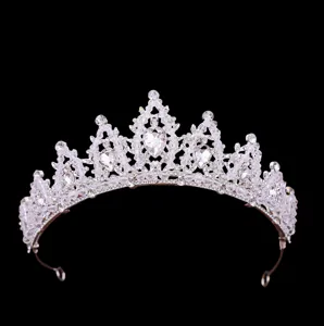Prachtig kristallen strass bruids tiara detail, elegante barokke trouwprinses kroon.