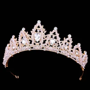 Close-up van kristallen strass bruidsdiadeem barokke gouden kroon haaraccessoire detailweergave.