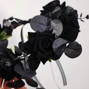 Nahaufnahme Detail des gotischen schwarzen Rosen Blumen Haarreifs, dunkles Party Accessoire.