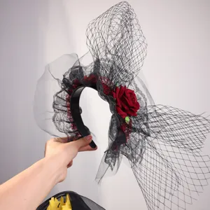 Detailopname van retro zwarte mesh Halloween haarband met rode roos bloem, gotisch feestaccessoire.