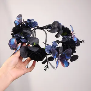 Gotischer schwarzer Rosen Blumenkranz mit blauen Schmetterlingen für Halloween Party.