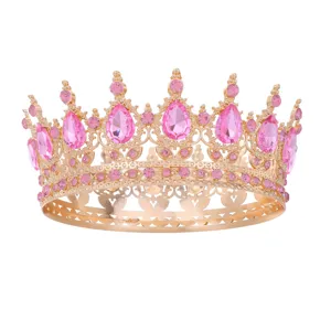 Exquisite Barock Vollkreis Goldkrone Detailansicht mit glitzernden rosa Kristall-Strasssteinen.