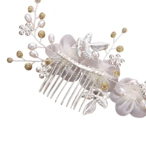 Peigne à cheveux de mariée fait main avec fleurs blanches en tissu, perles et feuilles.