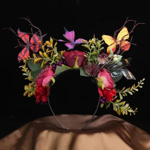 Gotisches Schmetterling Rosen Haarreif Detail mit Blumen und Insekten für Party Kostüm.