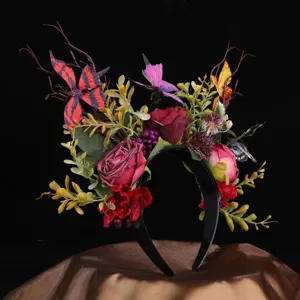 Detailaufnahme des Gothic Schmetterling Blumen Haarreifs mit künstlichen Rosen und Zweigen.