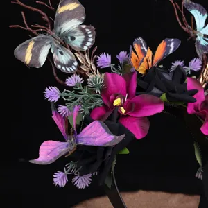 Gotischer Schmetterling und Rosen Blumen Haarreif, detailliertes dunkles Haaraccessoire für Party.
