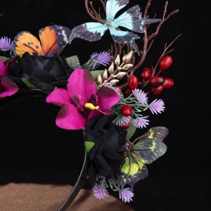 Gotischer Schmetterling Haarreif Detail mit schwarzen Rosen für dunkle Party und Cosplay Kostüm.
