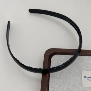 Black plastic hair hoop with teeth detail showcase, simple daily hair accessory item.