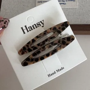 Chic leopard print oval hair clip for women, stylish acrylic snap hair accessories.