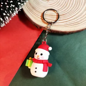 Vue détaillée du joli porte-clés en caoutchouc bonhomme de neige de Noël pour cadeau.