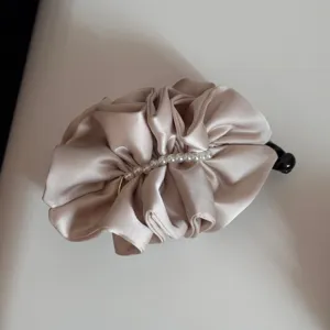 Elegante pinza de pelo de satén con perlas plisadas, gran accesorio para peinado mujer.