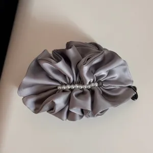Pinza de pelo grande de satén con perlas elegante clip plátano gris para peinado de mujer