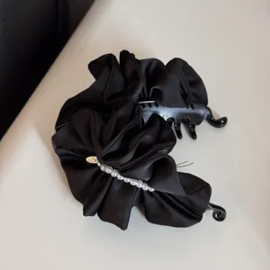 Pinza de pelo de satén negro plisado con perlas artificiales elegantes, accesorio grande y chic.
