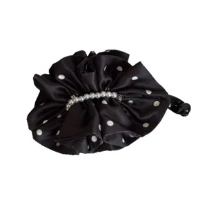 Pinza de plátano de satén negro con lunares y decoración de perlas accesorio para el cabello.