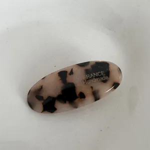 Elegante molletta per capelli ovale in acetato con classico motivo tartaruga per look chic.