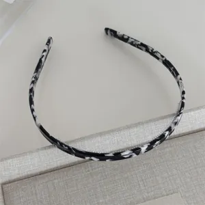 Black and white marbled hair hoop with teeth, chic non-slip wide headband for women daily wear.