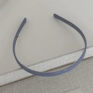 Close up view of a simple grey anti-slip hair hoop detail showing inner teeth design.