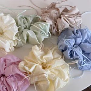 Grand chouchou de cheveux en tissu style ballet avec ruban nœud, vue détails pastel.