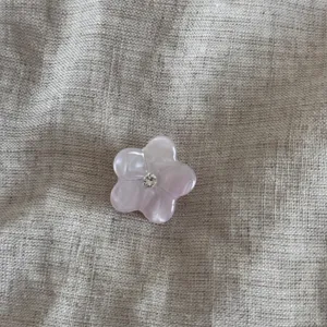 Dettaglio mini molletta per capelli a fiore, rosa jelly con strass, fermaglio frangia.