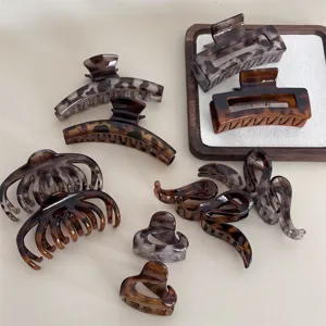 Élégantes pinces à cheveux écaille de tortue marron, accessoires chics géométriques minimalistes.