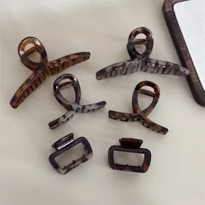 Vue détaillée de l'ensemble de pinces à cheveux écaille de tortue aux tons bruns neutres.