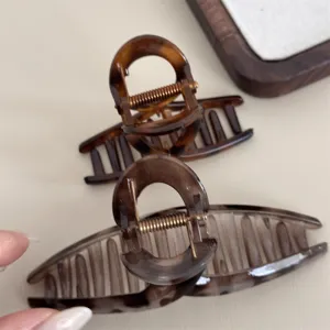 Pince à cheveux écaille de tortue, accessoire élégant et pratique pour coiffure style Maillard.