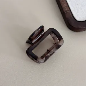 Vue détaillée d'une pince à cheveux rectangulaire chic avec motif écaille de tortue.