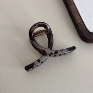 Pince à cheveux minimaliste effet écaille, design de boucle élégant style Maillard pour coiffures.