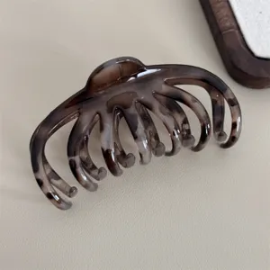 Vue rapprochée détaillée d'une pince à cheveux élégante motif écailles pour le quotidien.