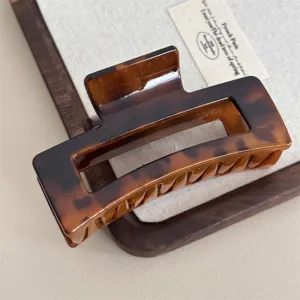 Pince à cheveux écaille élégante design rectangulaire minimaliste accessoire marron
