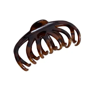 Pince à cheveux marron écaille minimaliste pour femmes, accessoire élégant pour coiffure quotidienne.