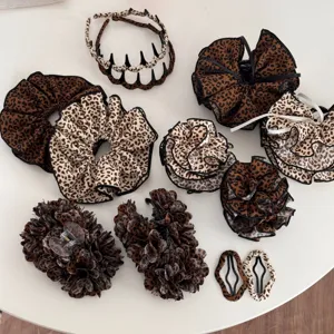 Leopard Muster Haarschmuck Set mit Haarreifen, Krallen und Scrunchies für Damen.