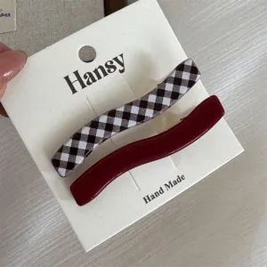 Golvende haarspeldjes set met een chic ruitpatroon en effen rood ontwerp voor dagelijks gebruik.