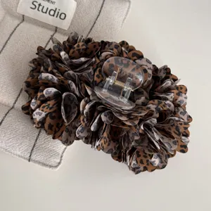 Leopardenmuster Stoff Haarklammer große Blumenform stilvolles Haaraccessoire Detailansicht
