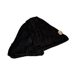 Pince à cheveux banane en velours noir texturé avec breloque dorée pour coiffure élégante.
