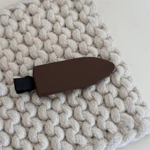 Pince à cheveux bec de canard marron minimaliste avec finition mate lisse, idéale.