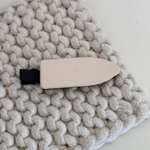Pince à cheveux bec de canard rose mat minimaliste, accessoire de coiffure doux et polyvalent.