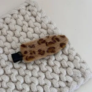 Pince à cheveux en peluche motif léopard, barrette bec de canard mignonne pour coiffure élégante.