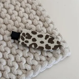 Détail de pince à cheveux en tissu imprimé léopard, barrette latérale douce pour femmes et filles.