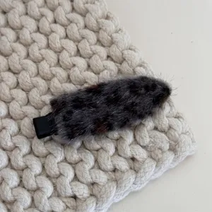 Pince à cheveux bec de canard en peluche léopard, détail duveteux pour coiffure mignonne.