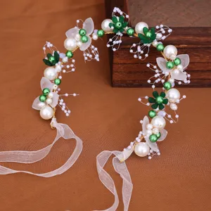 Bandeau de cheveux de mariée fait à la main avec perles blanches et perles vertes pour mariage.