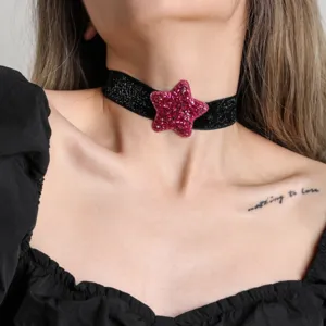 Girocollo nero glitterato con ciondolo stella rosa, gioiello stile ragazza alla moda per donna.