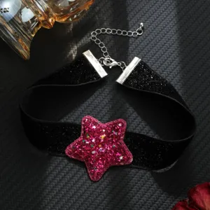 Dettaglio ravvicinato di una collana girocollo nera scintillante con stella rosa brillante.