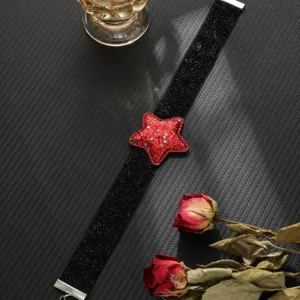 Girocollo in velluto nero con ciondolo a stella glitterata rossa, stile cool, gioiello alla moda.