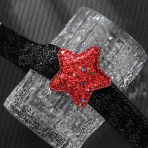 Collana girocollo con pentagramma glitter rosso vista dettaglio ciondolo brillante.