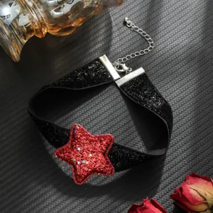Collana girocollo con stella glitter nera dettaglio, stile dolce e cool ciondolo rosso.